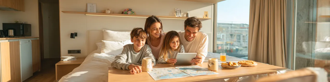 Famille en voyage profitant d’un hébergement pas cher dans un hôtel confortable à moins de 100€ la nuit, ambiance conviviale