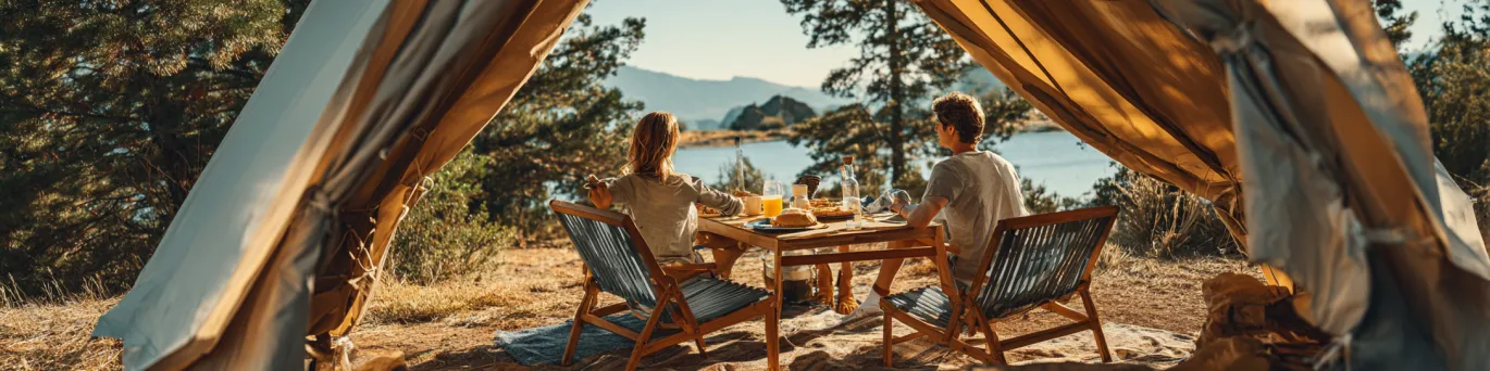 Famille en vacances d’été profitant d’un hébergement confortable et économique, avec activités accessibles et cadre agréable